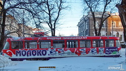 Некоторые одесские трамваи уже третьи сутки стоят на улице в снегу (ФОТО)