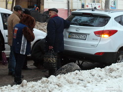 Сломанный автомобиль заблокировал одесские трамваи на Старопортофранковской (ФОТО)