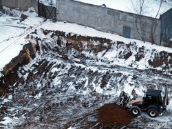 В Одессе на стройплощадке Аднана Кивана земля проваливается в заполненные мазутом подземелья (ФОТО)