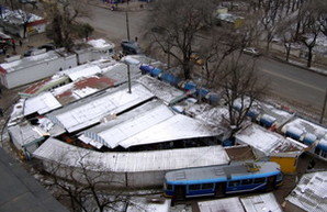 Одесские власти больше года убирают мини-рынок на 6-й Фонтана
