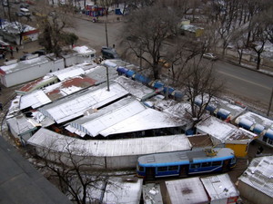 Одесские власти больше года убирают мини-рынок на 6-й Фонтана