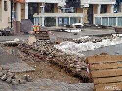 В центре Одессы несостоявшийся паркинг уходит под землю (ФОТО)