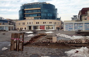 В центре Одессы несостоявшийся паркинг уходит под землю (ФОТО)