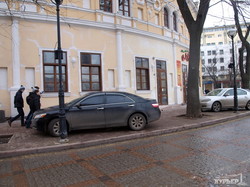 Греческая площадь в центре Одессы стала парковкой (ФОТО)