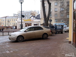 Греческая площадь в центре Одессы стала парковкой (ФОТО)