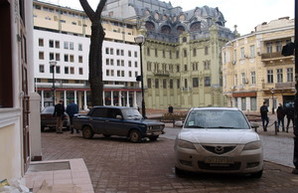 Греческая площадь в центре Одессы стала парковкой (ФОТО)