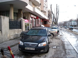 Около налоговой инспеции на Французском бульваре в Одессе весь тротуар занят парковкой (ФОТО)