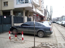 Около налоговой инспеции на Французском бульваре в Одессе весь тротуар занят парковкой (ФОТО)