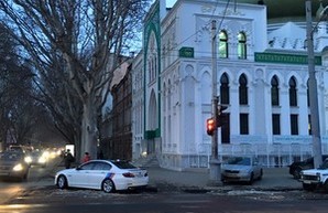 Очередной случай парковки прямо на оживленном одесском перекрестке