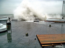 На берега Одессы обрушился сильнейший шторм (ФОТО, ВИДЕО)