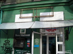 В центре Одессы с магазинов, офисов и ресторанов снимают вывески (ФОТО)