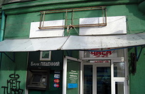 В центре Одессы с магазинов, офисов и ресторанов снимают вывески (ФОТО)