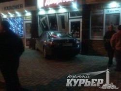 На одесском поселке Котовского машина врезалась в магазин (ФОТО)