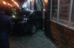 На одесском поселке Котовского машина врезалась в магазин (ФОТО)