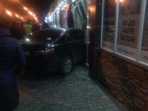 На одесском поселке Котовского машина врезалась в магазин (ФОТО)