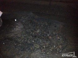 После перекрытия дороги в Одессе все-таки залатали опасную яму на проспекте Добровольского (ФОТО)