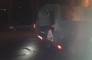После перекрытия дороги в Одессе все-таки залатали опасную яму на проспекте Добровольского (ФОТО)