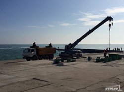 На одесском пляже Ланжерон снесли легендарные бетонные столы (ФОТО)
