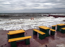 На одесском пляже Ланжерон снесли легендарные бетонные столы (ФОТО)