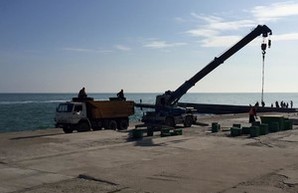 На одесском пляже Ланжерон снесли легендарные бетонные столы (ФОТО)