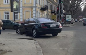 Автохам снова паркуется посреди оживленного перекрестка