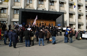 Под одесским облсоветом проходят несколько митингов одновременно (ФОТО)