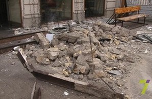 В центре Одессы рушатся балконы и карнизы