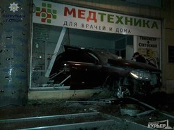 В Одессе Мерседес заехал прямо в аптеку (ФОТО)