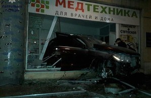 В Одессе Мерседес заехал прямо в аптеку (ФОТО)