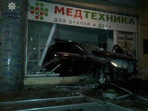 В Одессе Мерседес заехал прямо в аптеку (ФОТО)