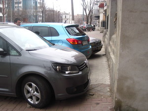 У налоговой инспекции на Французском бульваре в Одессе весь тротуар занят парковкой (ФОТО)