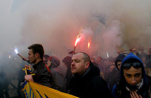 Одесские "ультрас" прошли огненным маршем за единую Украину (ФОТО)