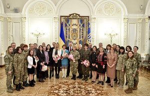 В преддверии 8 марта Порошенко наградил выдающихся женщин Одессы