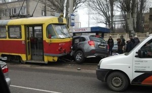 В Одессе "Шевроле" врезался в трамвай