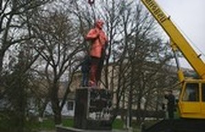 В Одесской области памятник Ленину рассыпался на части во время демонтажа