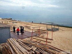 В Одессе пляж застраивают летней площадкой ресторана (ФОТО)
