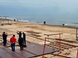В Одессе пляж застраивают летней площадкой ресторана (ФОТО)