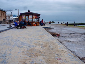 До первого шторма: одесский пляж Ланжерон мостят тротуарной плиткой (ФОТО)