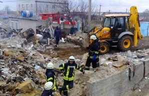 Спасатели продолжают искать ребенка под завалами рухнувшего дома в Сухом Лимане (ФОТО)