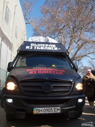 Одесситы разгромили автобус с агитацией против Саакашвили (ФОТО, ВИДЕО)