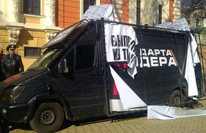 Одесситы разгромили автобус с агитацией против Саакашвили (ФОТО, ВИДЕО)