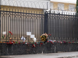 В Одессе забросали яйцами российское консульство и призвали разорвать дипломатические отношения с РФ (ФОТО)