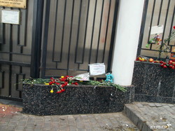 В Одессе забросали яйцами российское консульство и призвали разорвать дипломатические отношения с РФ (ФОТО)
