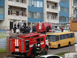 Одесские пожарные учатся бороться с огнем в высотках (ФОТО)