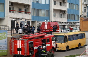 Одесские пожарные учатся бороться с огнем в высотках (ФОТО)