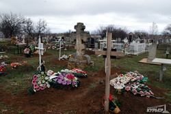 В селе под Одессой коммунальщики уничтожают старинное казацкое кладбище (ФОТО)