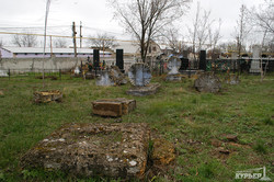 В селе под Одессой коммунальщики уничтожают старинное казацкое кладбище (ФОТО)