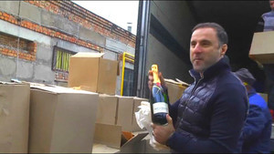 Одесская полиция уничтожает "левое" шампанское (ФОТО)