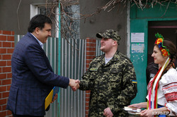 Саакашвили вручил ключи от квартиры участнику боевых действий в зоне АТО (ФОТО)