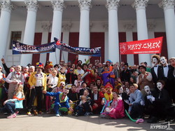 Одесскую мэрию захватили клоуны, взяв заложников (ФОТО)